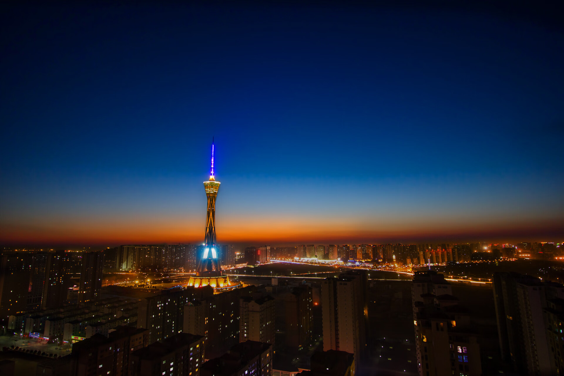 爱游戏官网-赛道双线传奇，索伯崛起碾压二队，塞恩斯父子刷新时空纪录